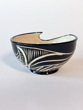 Load image into Gallery viewer, Zulu Berry Bowl - w/ Thumb grip #4
